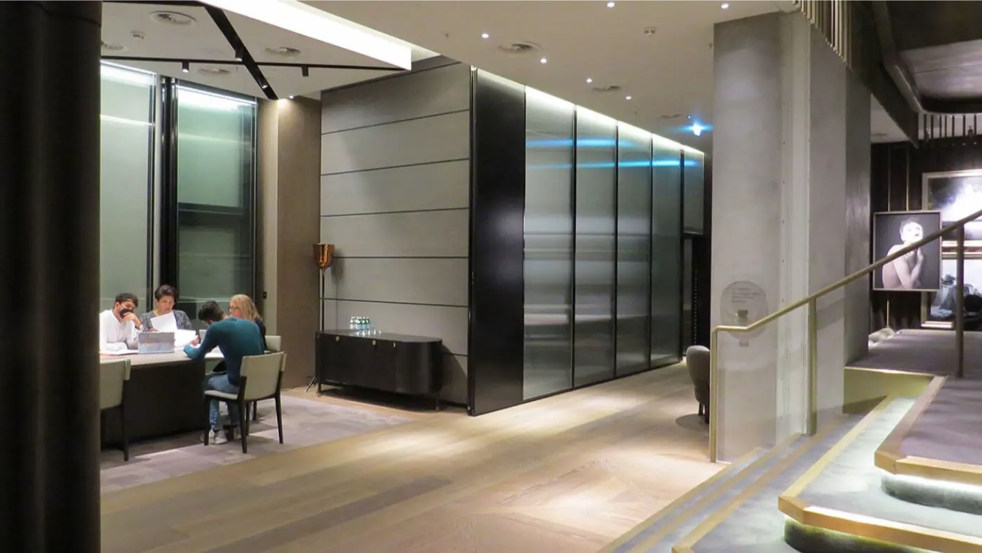 Variflex glass partitions  14